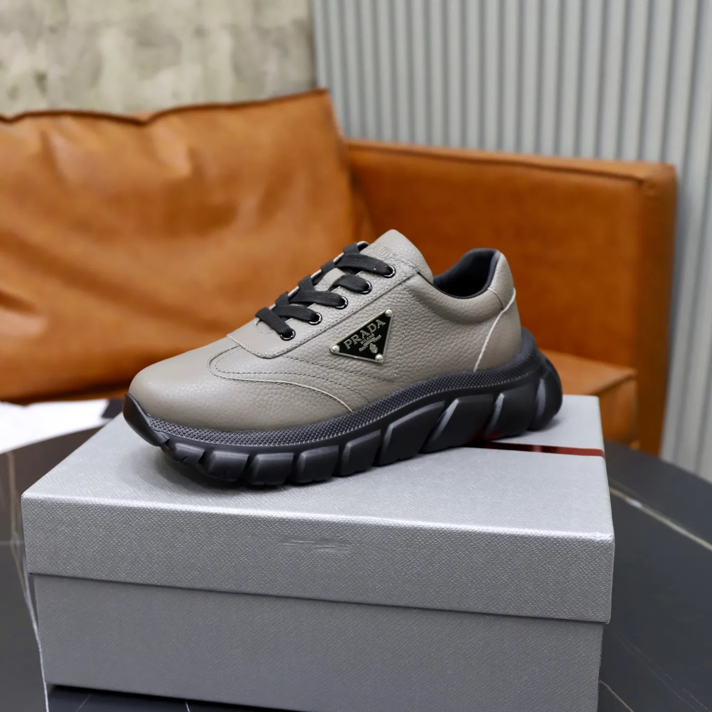 Factory price: 720💰Top original order Brand: PRADA (Prada) Standard code: Men's size 38/44 (45 can be customized) Grade: Same as the official website Material: Original cowhide stitching, cowhide lining, original combination two-color wear-resistant soft outsole Style category: casual sports version, young fashion, European and American trend, British style Color: actual picture color